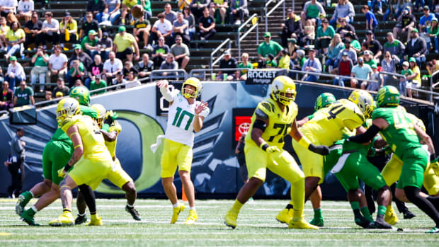 bo-nix-throwing-behind-offensive-line-spring-game